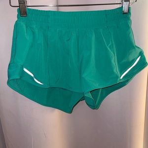 Lululemon LR hotty hot shorts 2.5”